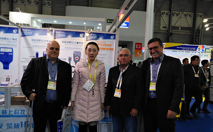 林上科技員工與觀眾合影 林上科技員工與觀眾合影